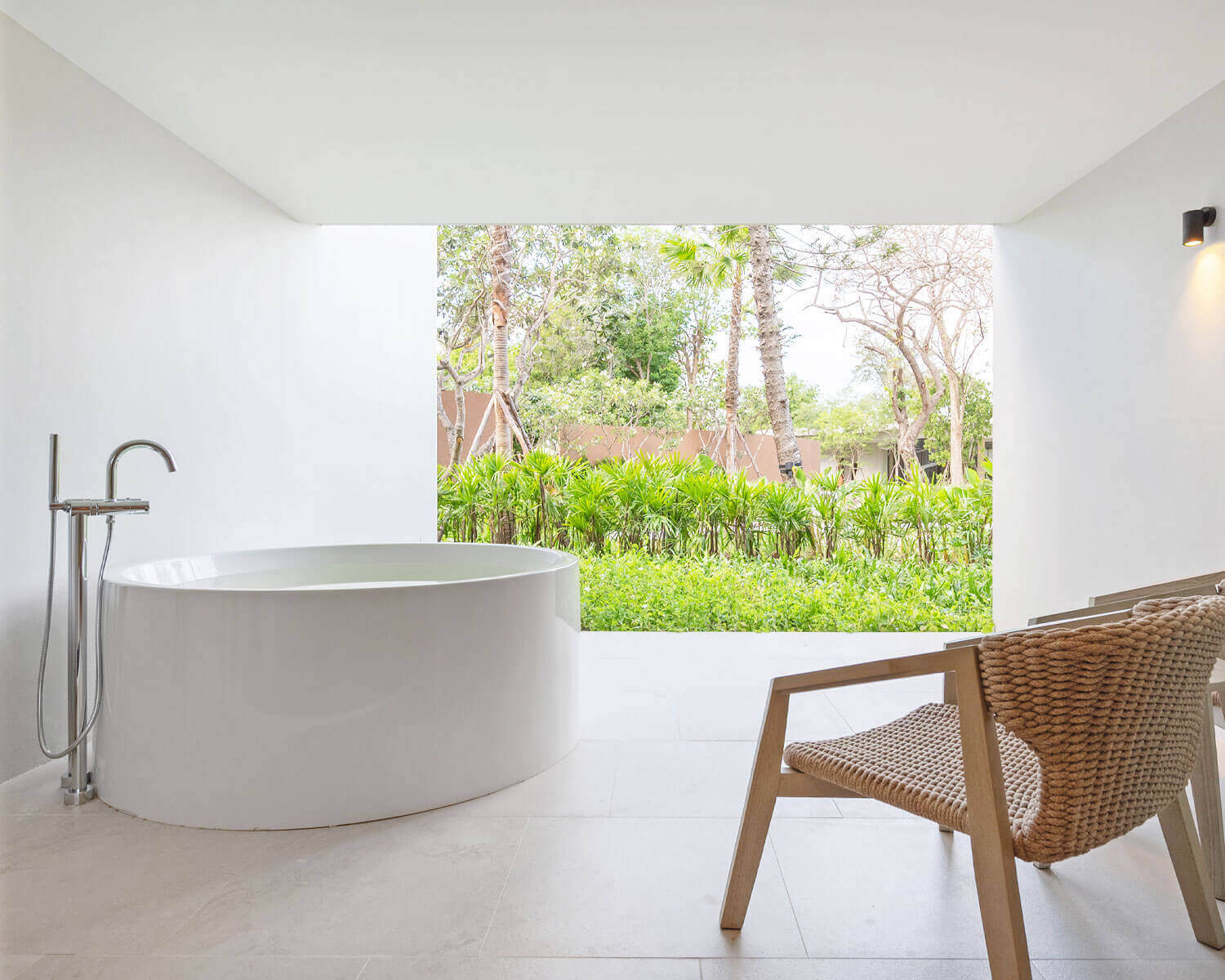 Outdoor bathtub