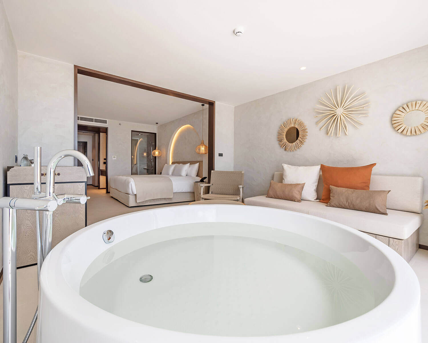 Luxurious bathtub