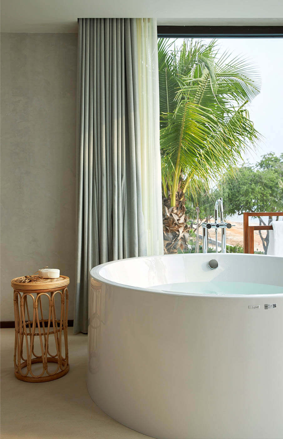 Outdoor bathtub